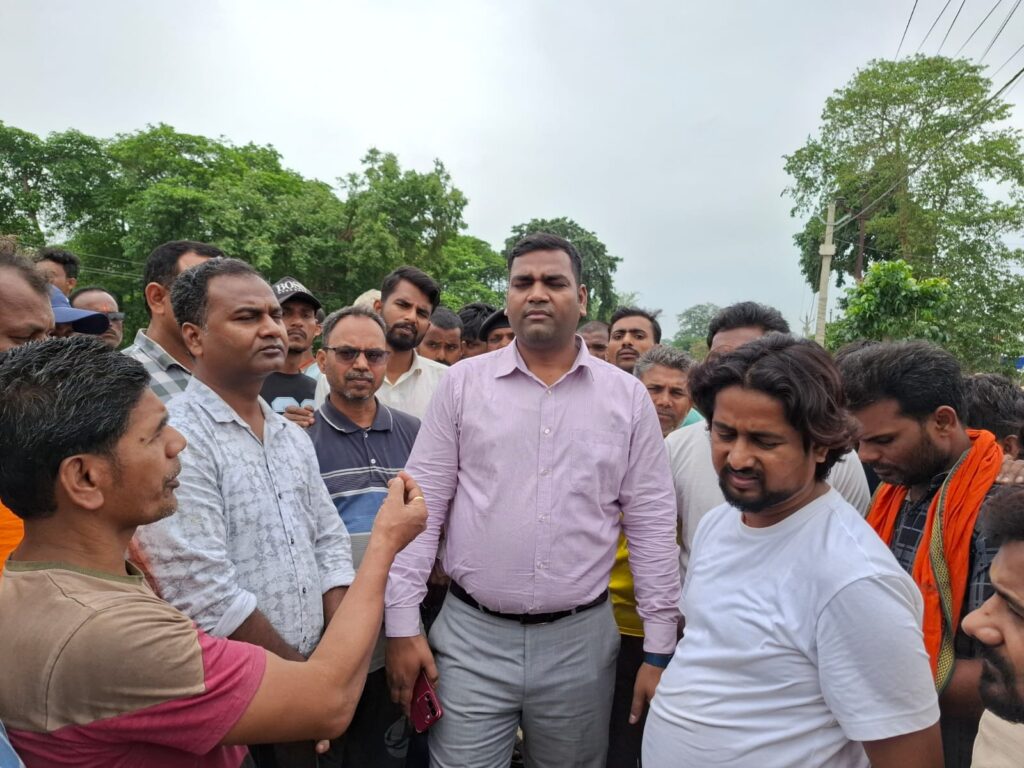 उदाकिशुनगंज में दर्दनाक हादसा: स्कूल जाते 14 वर्षीय छात्र की मौत, एनएच-106 दो घंटे जाम 2